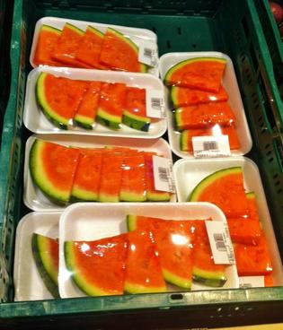 Skurrile Plastikverpackung: Wassermelone gefunden bei Tengelmann (c) www.einfachzerowasteleben.de