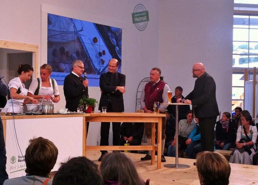 Milchdiskussion am ZLF 2016: v.l. Landfrauen Bernadette und Magdalena, Ernst Läuger (HDE), Staatsekretär Albert Füracker, Walter Heidl (BBV) und Hans Wörle (dlv) (c) www.einfachzerowasteleben.de 